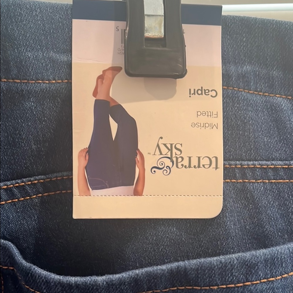 Terra & Sky Women's Deep Blue Capri’s